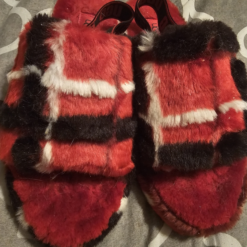 Womams size 7 fluffy UGG slippers [worn 2 times/New condition]